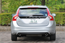 ボルボ V60 T4 SE[2014年モデル／ボディカラー：エレクトリックシルバーメタリック]　エクステリア・リア正面