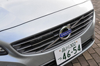 ボルボ V60 T4 SE[2014年モデル／ボディカラー：エレクトリックシルバーメタリック]　新形状のフロントグリル