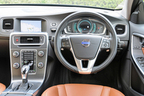 ボルボ V60 T4 SE[2014年モデル／インテリアカラー：ビーチウッド・オフブラック(本革スポーツシート)]　インテリア・運転席周り