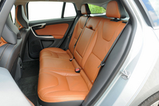 ボルボ V60 T4 SE[2014年モデル／インテリアカラー：ビーチウッド・オフブラック(本革スポーツシート)]　インテリア・リアシート