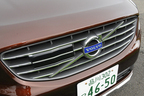 ボルボ XC60 T6 AWD[2014年モデル／ボディカラー：リッチジャバメタリック(新色)]　エクステリア・フロントグリル
