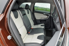 ボルボ XC60 T6 AWD[2014年モデル／インテリアカラー：ブロンド＆オフブラック(本革スポーツシート)]　インテリア・リアシート