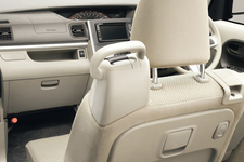 ダイハツ 新型タント  乗降グリップ（2）