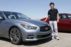 【日産360】INFINITI Q50[日本名：スカイライン]と筆者の桃田健史さん