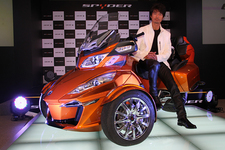 BRP Can-Am Spyder ロードスターと俳優の中村トオル氏