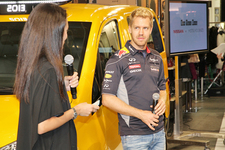 インタビューに応えるF1ドライバーのセバスチャン・ベッテル選手[インフィニティレッドブルF1チーム]