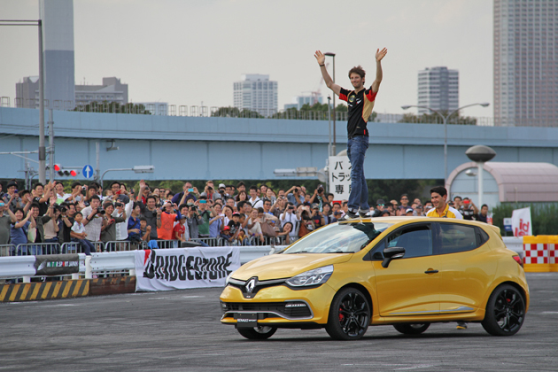 走行を終え、ルノー 新型 ルーテシア ルノー・スポールのルーフに登ってファンサービスを魅せるロマン・グロージャン選手