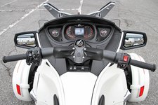 BRP「Can-Am Spyder ロードスター」メーター