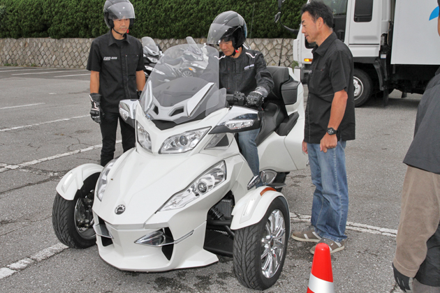 BRPジャパン 「Can-Am Spyder ロードスター」と自動車評論家 岡本幸一郎氏