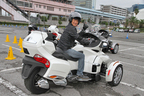 BRPジャパン 「Can-Am Spyder ロードスター」と自動車評論家 岡本幸一郎氏