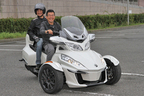 BRPジャパン 「Can-Am Spyder ロードスター」と自動車評論家 岡本幸一郎氏（＆編集部員）