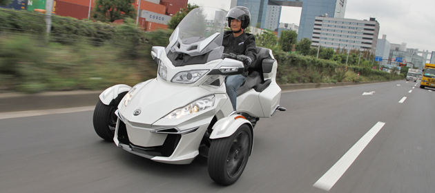 BRP「Can-Am Spyder ロードスター」[2014年モデル]  試乗レポート／岡本幸一郎(1/3)|【徹底検証】2013年新型車種ー試乗レポート【MOTA】