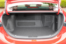 マツダ 新型 アクセラハイブリッド「HYBRID-S L Package」 トランク・ラゲッジルーム