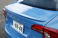 ボルボ S60 T6 AWD R-DESIGN [2014年モデル] ボディカラー：レーベルブルー（R-DESIGN専用色）