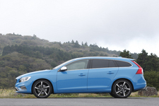 ボルボ V60 T6 AWD R-DESIGN [2014年モデル] ボディカラー：レーベルブルー（R-DESIGN専用色）