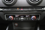 アウディ 新型 A3スポーツバック「1.8 TFSI quattro」[インテリアカラー：ブラック]　エアコン操作系・アウディ ドライブ セレクト切り替えスイッチ
