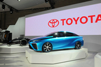 トヨタ　手前「 FCVコンセプト」・奥「FV2」