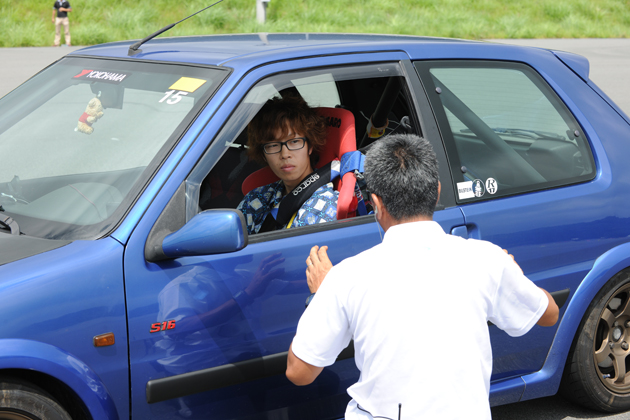 インストラクターからドライビングレッスンを受ける湯川さん