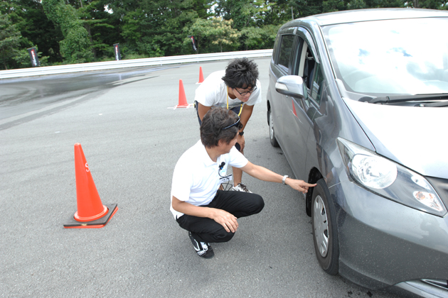 堂ヶ平さんの実家の愛車、フリード。午前中でタイヤがズルズルになり、急きょオートックワン86号に乗ってもらうこととなった