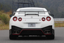 日産 GT-R NISMO[ボディカラー：ブリリアントホワイトパール]