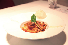 イタリアンパスタ『2種のチーズとトマトバジルソースのリガトーニ』