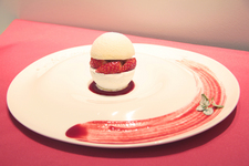 ストロベリーのデザート『ストロベリーのメレンゲボール -196℃のヨーグルト魔法仕上げ』