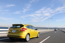 The All-New FORD FOCUS「FOCUS SPORT」(新型 フォード フォーカス「スポーツ」[ボディカラー：マスタード オリーブ])