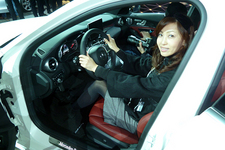 メルセデス・ベンツ 新型Cクラスと吉田由美さん