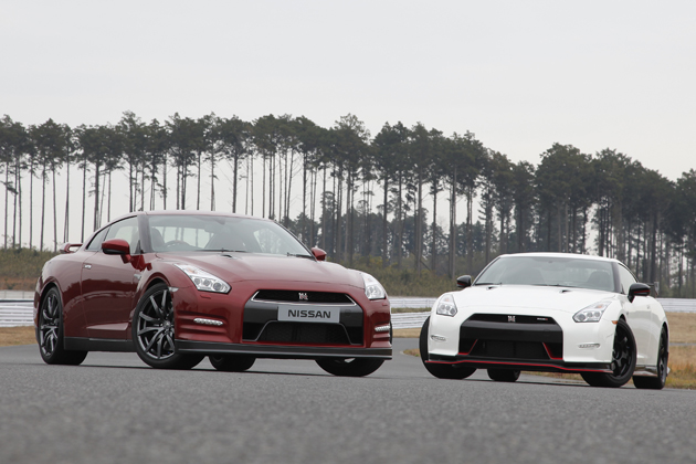 日産 GT-R Premium edition(2014年モデル)[ボディカラー：ゴールドフレークレッドパール(新色)](左)／日産 GT-R NISMO[ボディカラー：ブリリアントホワイトP](右)