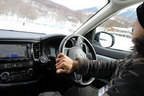 「2014 iceGUARD5 ＆ PROSPEC Winter Driving Park」三菱自動車のアウトランダーPHEVを氷上試乗するマリオ氏
