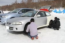 前輪と後輪のタイヤを交換中