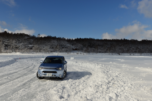 三菱 アウトランダーPHEV 氷上試乗レポート／マリオ高野