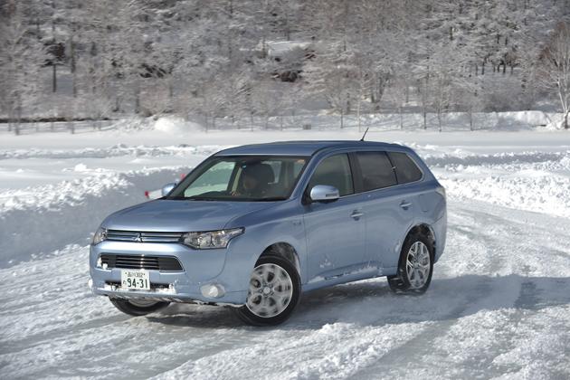 三菱 アウトランダーphev 氷上試乗レポート マリオ高野 1 3 徹底検証 14年新型車種ー試乗レポート Mota
