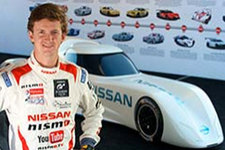 ルーカス・オルドネス選手とNISSAN ZEOD RC