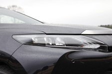 トヨタ新型ハリアー＜ハイブリッド＞PREMIUM “Advanced Packege”ボディカラー：スパークリングブラックパールクリスタルシャイン　ヘッドランプ