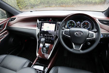 トヨタ新型ハリアー<ハイブリッド>PREMIUM “Advanced Packege”シート(本革) 内装飾(ディープボルドー) メインインパネ