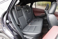 トヨタ新型ハリアー<ハイブリッド>PREMIUM “Advanced Packege”シート(本革) 内装飾(ディープボルドー)リアシート