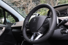 プジョー 2008 Premium(プレミアム)[ボディカラー：マカハ・ブラウン／シートカラー：ブラウン・ファブリック/テップレザーシート]