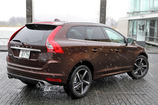 ボルボ 新型 XC60 T5 R-DESIGN[「DRIVE-E」搭載・2014年モデル／ボディカラー：リッチジャバメタリック(XC60 R-DESIGN専用色)]