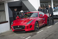 チャリティーイベントにて、ジャガー「F-TYPE Coupé」を試乗された英国王室のヘンリー王子