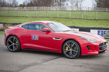 チャリティーイベントにて、ジャガー「F-TYPE Coupé」を試乗された英国王室のヘンリー王子