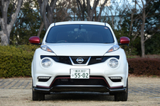 日産 ジューク 1.6 NISMO（ボディカラー：ブリリアントホワイトパール）