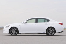 レクサス GS 300h F SPORT／サイドエクステリア【ボディカラー：ホワイトパールクリスタルシャイン】