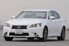 レクサス GS 300h F SPORT／エクステリア・ライトオン【ボディカラー：ホワイトパールクリスタルシャイン】
