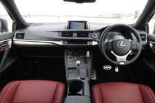 レクサス CT200h F SPORT／インパネ【インテリアカラー：ダークローズ】