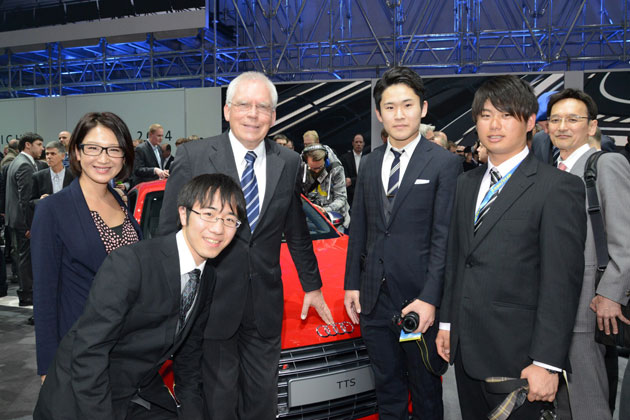 アウディ ハッケンベルグ博士と自動車ライターの今井優杏氏と学生カーソムリエの特派員の3名