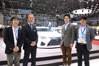 レクサス RCF GT3開発主査 矢口幸彦氏（左から2番目）と学生カーソムリエ特派員