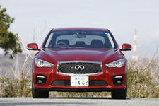 日産 新型 スカイライン「350GT HYBRID Type SP」[2WD／ボディカラー：ラディアントレッド パールメタリック]