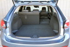 マツダ 新型 アテンザ ワゴン XD L Package 後席6:4分割可倒式リアシート 前倒時(4名乗車時)