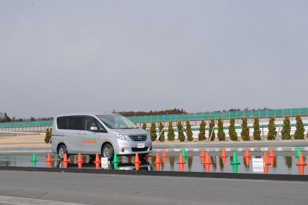 「ECOPIA EX20RV」を履いた日産 セレナのウェット路面で時速80km/hからのフルブレーキングテスト